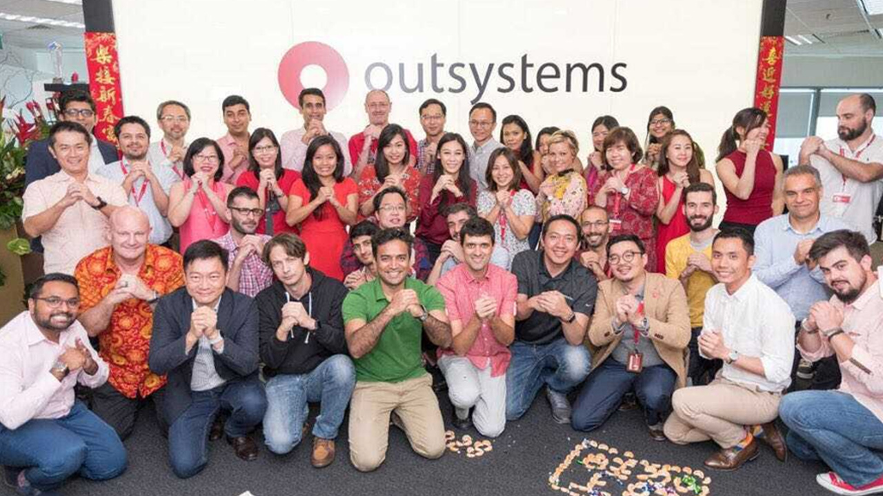 Elísio Simão (primeiro, à direita) com a equipa da Ásia na abertura da nova ala do escritório da OutSystems, em Singapura